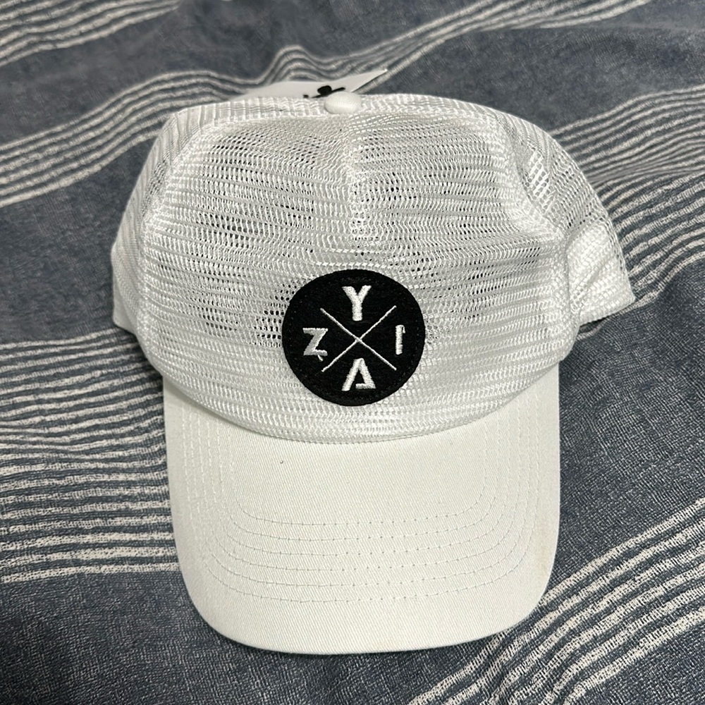 Zyia mesh hat